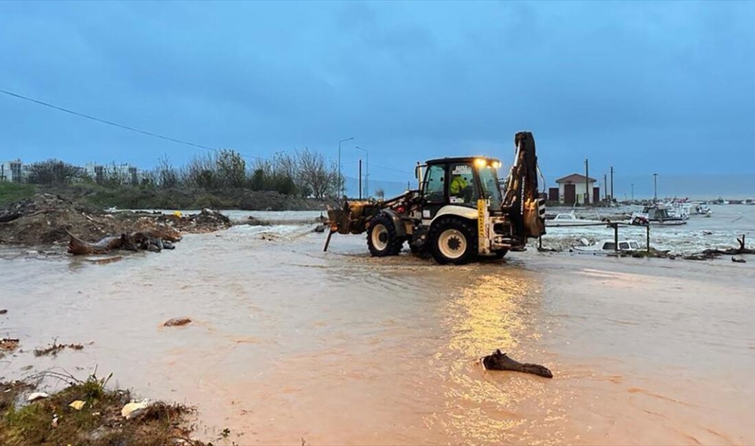 Çanakkale'de etkili olan şiddetli yağış nedeniyle debisi yükselen Kepez Çayı