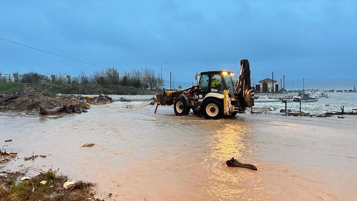 Çanakkale'de etkili olan şiddetli yağış nedeniyle debisi yükselen Kepez Çayı