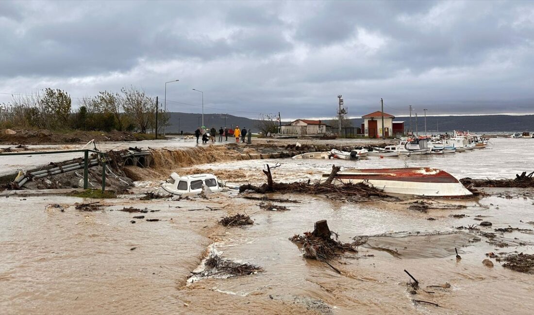 Çanakkale'de kuvvetli yağış sonucu debisi artan Kepez Deresi taştı, derenin
