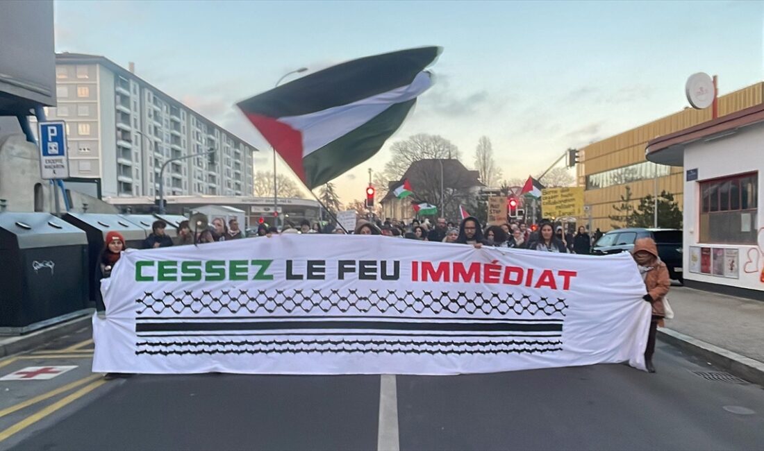 İsviçre'nin Cenevre kentinde, Filistin'e destek vermek için toplanan binlerce kişi,