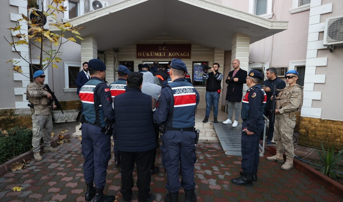 ANTALYA (AA) – Antalya'da "Çukur Çetesi"ne yönelik Kafes-24 operasyonunda gözaltına