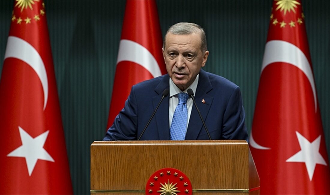 Cumhurbaşkanı Recep Tayyip Erdoğan, partisinin Sütlüce'deki il binasında İstanbul teşkilatıyla