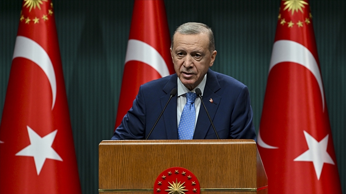 Cumhurbaşkanı Recep Tayyip Erdoğan, partisinin Sütlüce'deki il binasında İstanbul teşkilatıyla