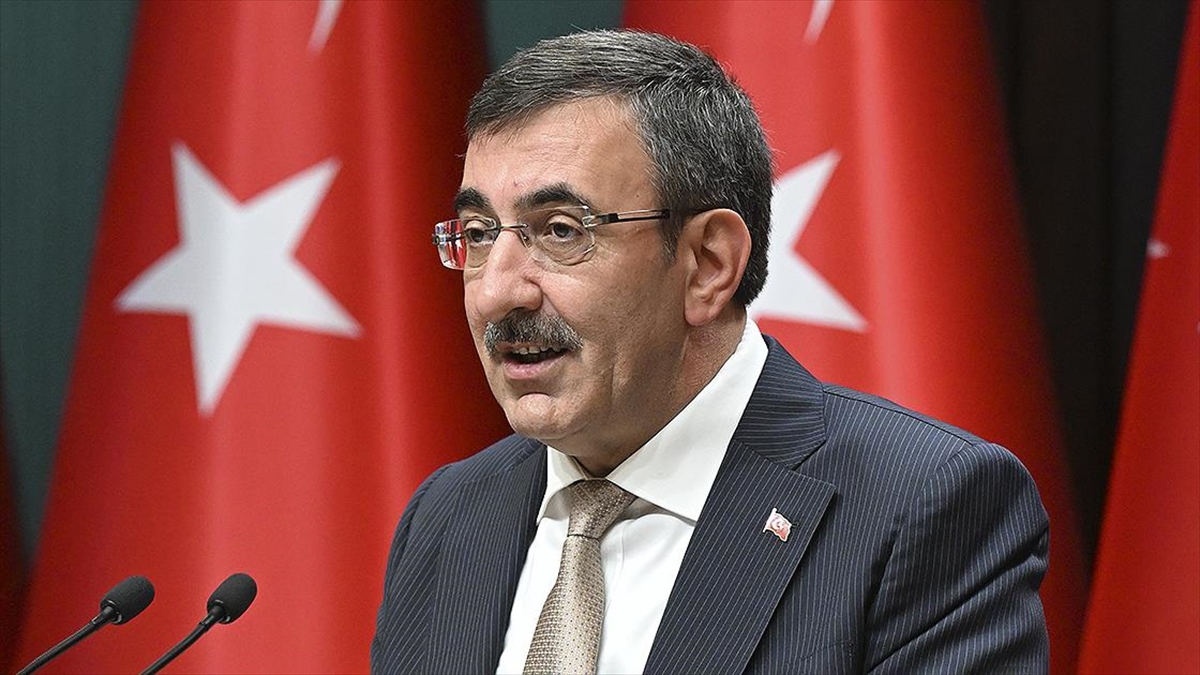 Cumhurbaşkanı Yardımcısı Cevdet Yılmaz, "Enflasyonla mücadelenin karalılıkla devam etmesiyle birlikte