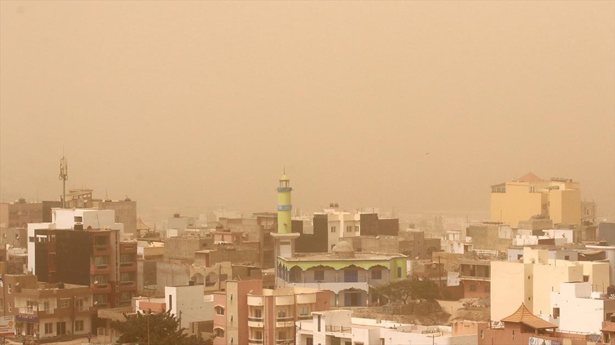 Senegal'de başkent Dakar başta olmak üzere ülkenin neredeyse tamamı toz