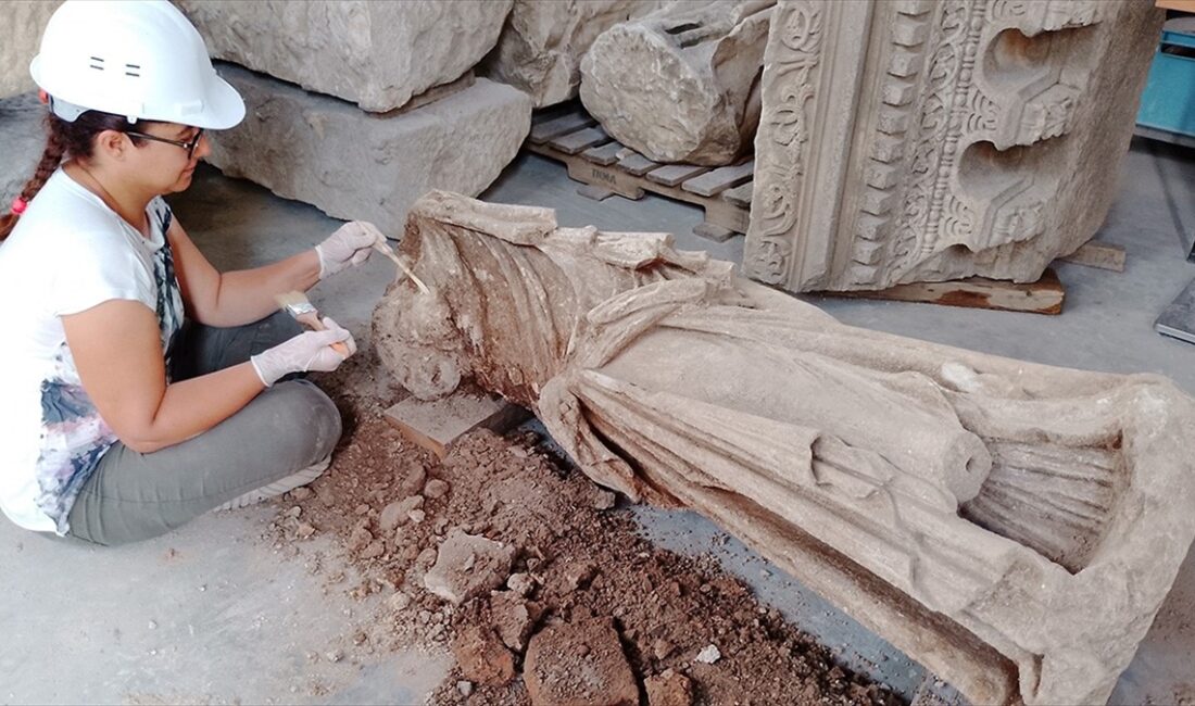 Antik Dönem mitolojisinin ilham perilerinden "Dans Eden Musa (Mousa)" heykeli,