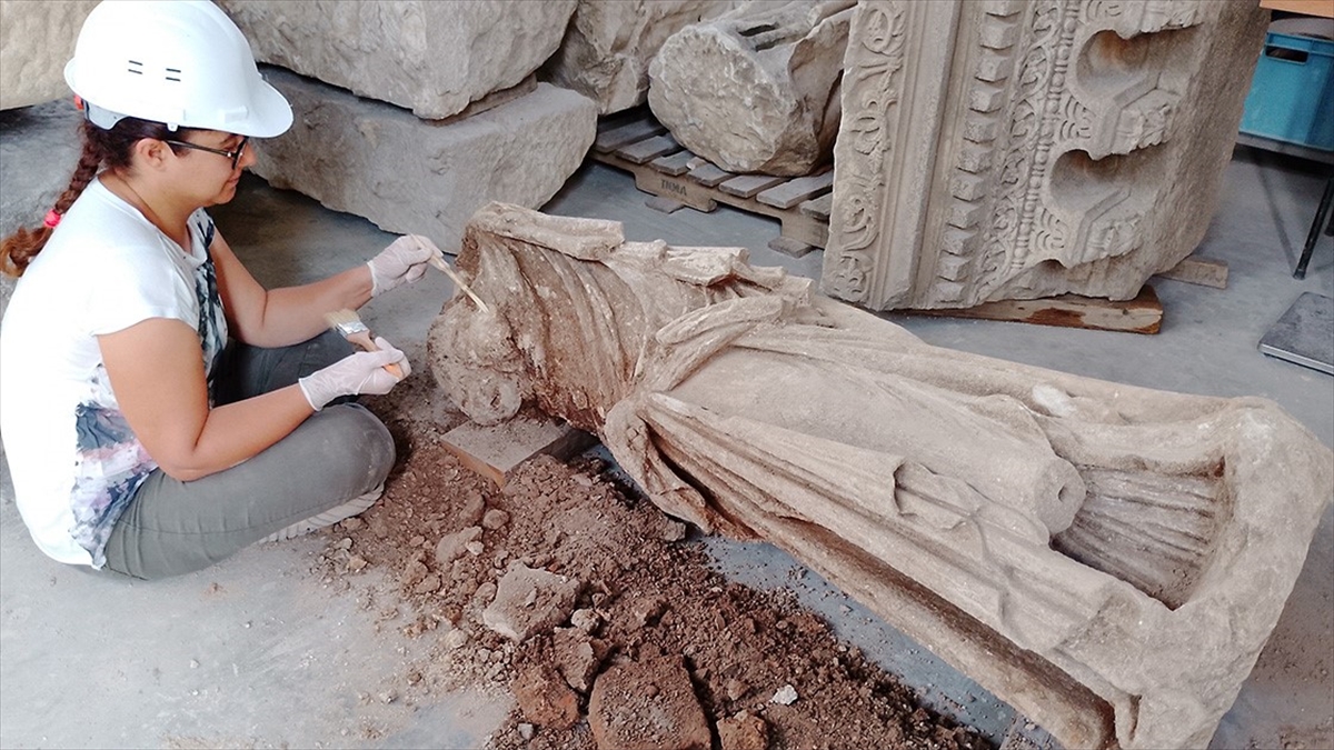 Antik Dönem mitolojisinin ilham perilerinden "Dans Eden Musa (Mousa)" heykeli,