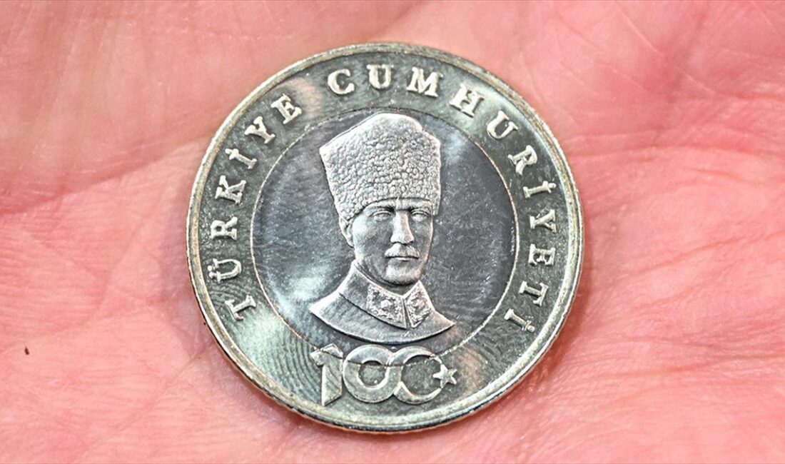 Darphane yetkilileri “5 liralık hatıra paralardaki Atatürk rölyefinin benzemediği” iddialarına yanıt verdi Darphane ve Damga Matbaası Genel Müdürlüğü, "5 liralık hatıra paralardaki