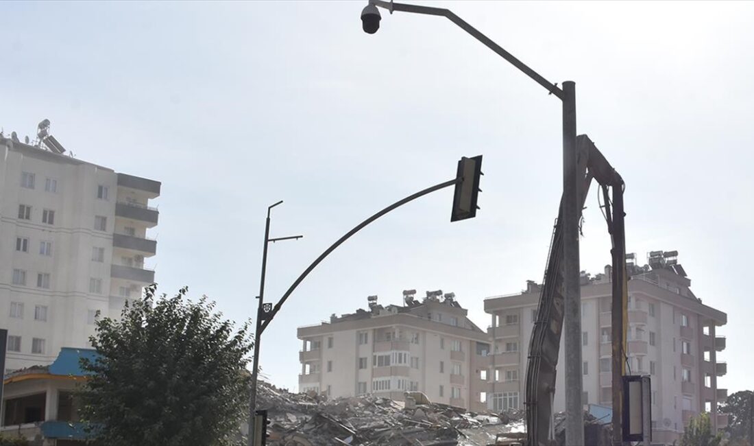 Doğal Afet Sigortaları Kurumu (DASK) Koordinatörü Erdal Turgut, deprem bölgesinde