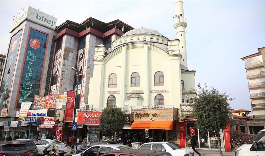 Kahramanmaraş merkezli depremlerde minaresinde hasar oluşması nedeniyle ibadete kapatılan tarihi