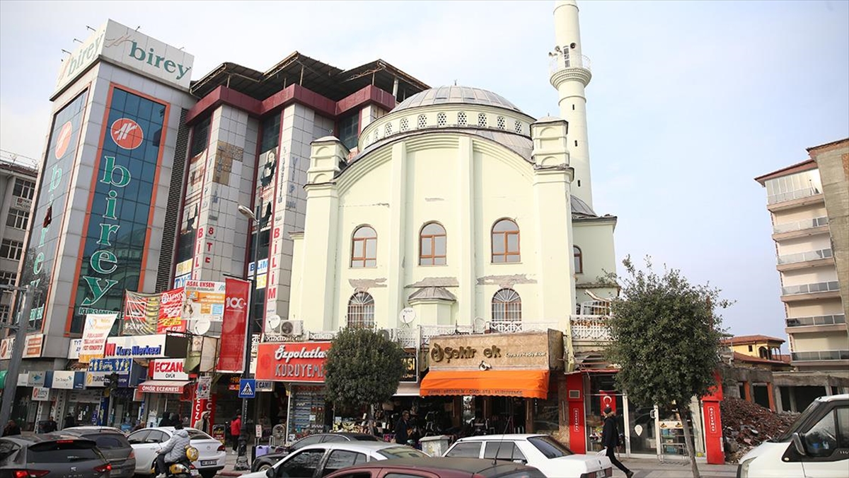 Kahramanmaraş merkezli depremlerde minaresinde hasar oluşması nedeniyle ibadete kapatılan tarihi