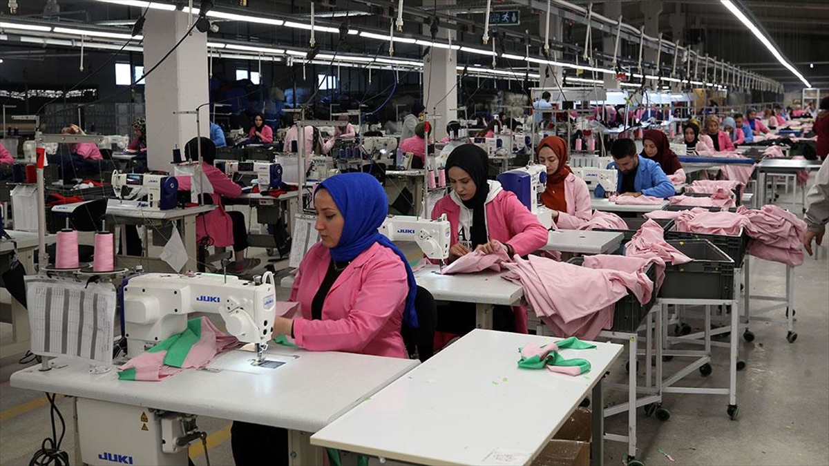 Muş'ta son yıllarda açılan tekstil fabrikaları, hem gençlerin iş bulma