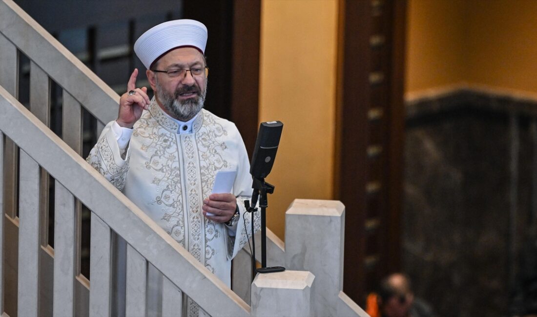Diyanet İşleri Başkanı Erbaş, "Hayatımızın her alanında hakkı gözetelim. Hakikati