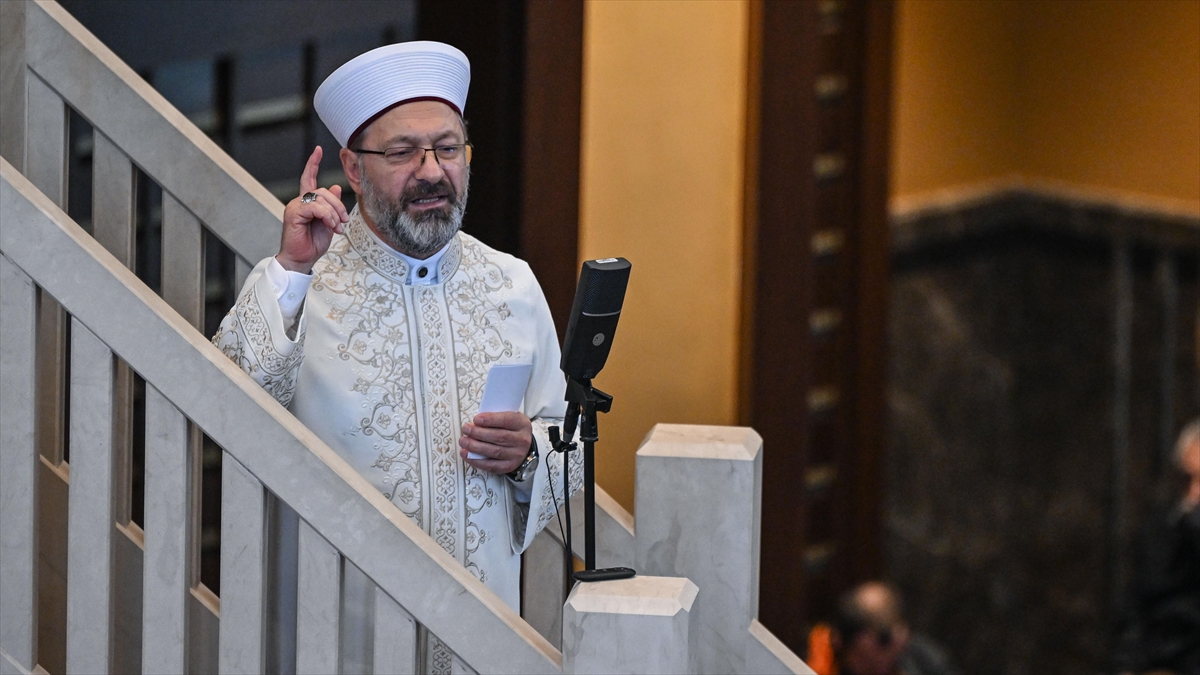 Diyanet İşleri Başkanı Erbaş, "Hayatımızın her alanında hakkı gözetelim. Hakikati