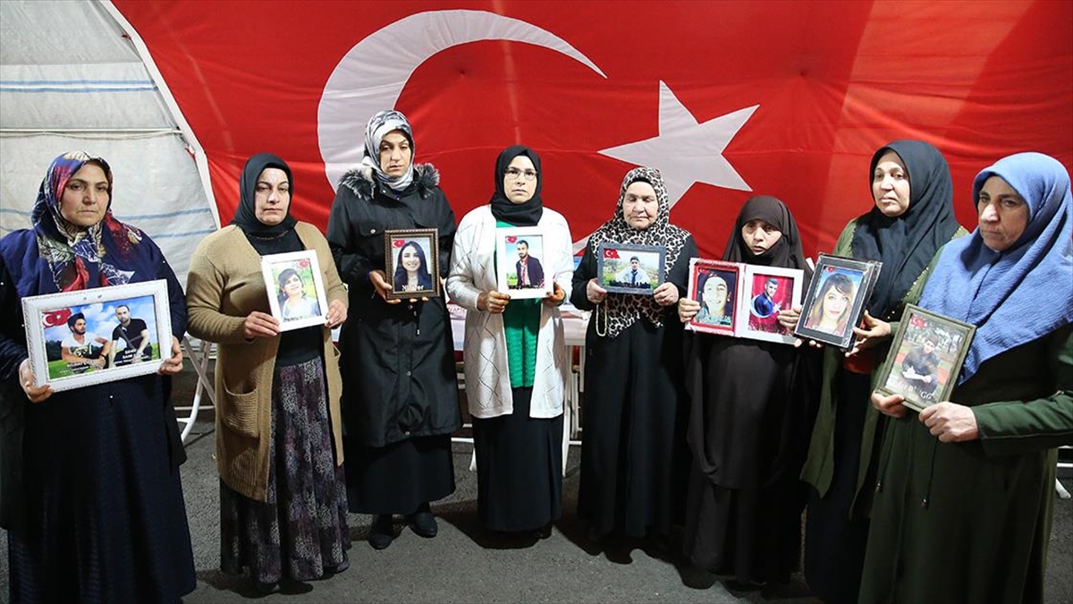 Terör örgütü PKK tarafından dağa kaçırılan çocukları için HDP il