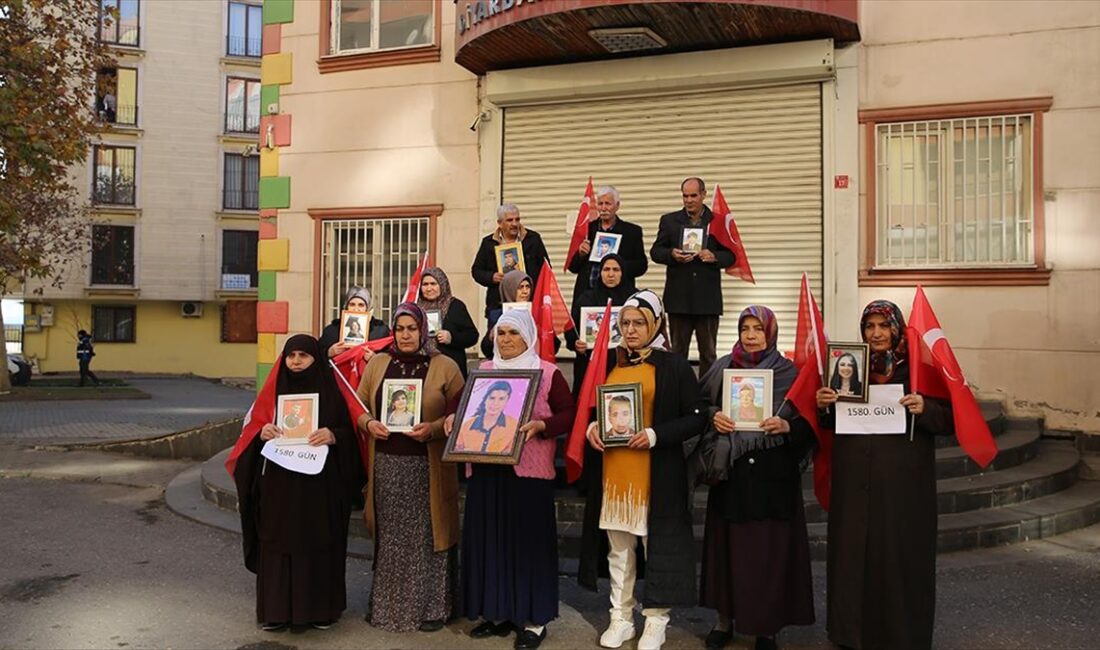 Diyarbakır annelerinin evlat nöbetine bir aile daha katıldı Diyarbakır'da annelerin dağa kaçırılan çocukları için HDP İl Başkanlığı önünde
