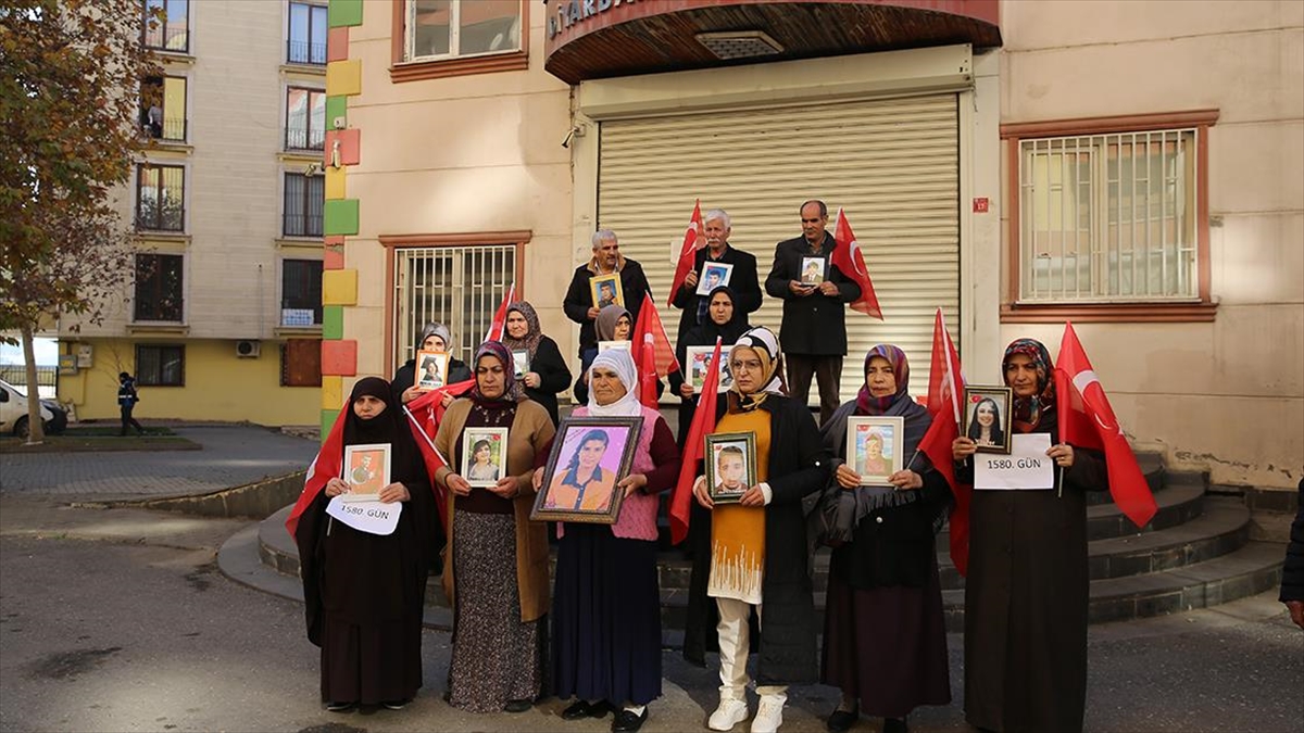 Diyarbakır'da annelerin dağa kaçırılan çocukları için HDP İl Başkanlığı önünde