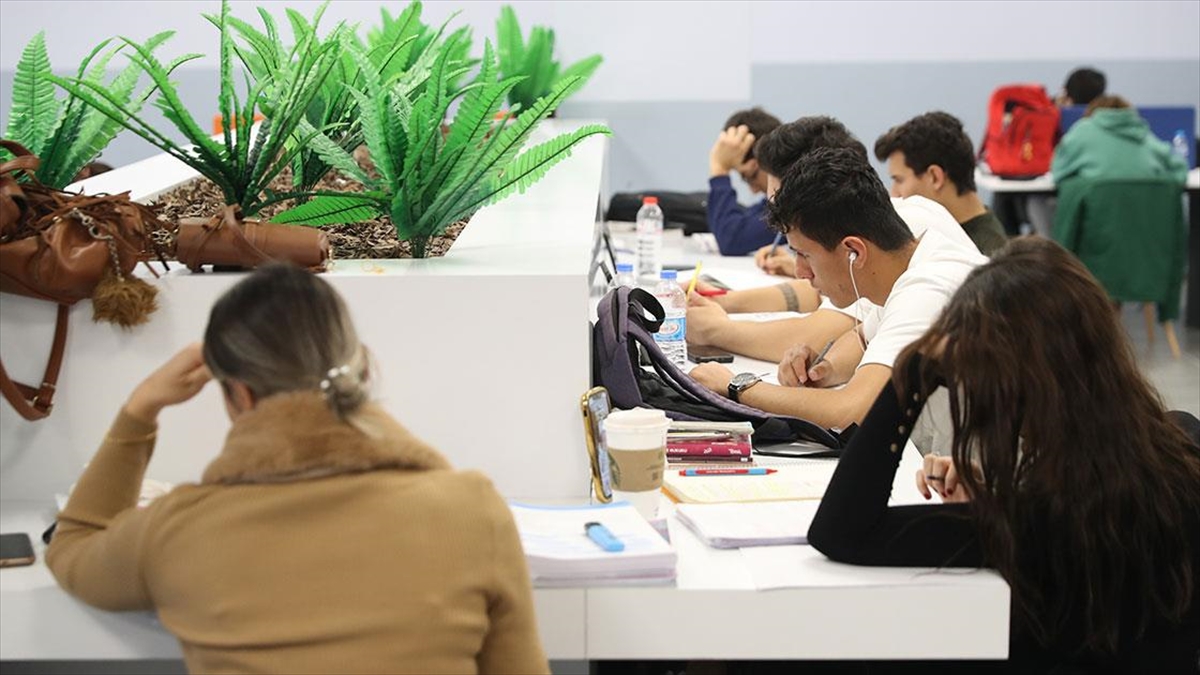 Diyarbakır'ın merkez Kayapınar ilçesine kazandırılan kütüphaneler sayesinde çocuk ve gençler