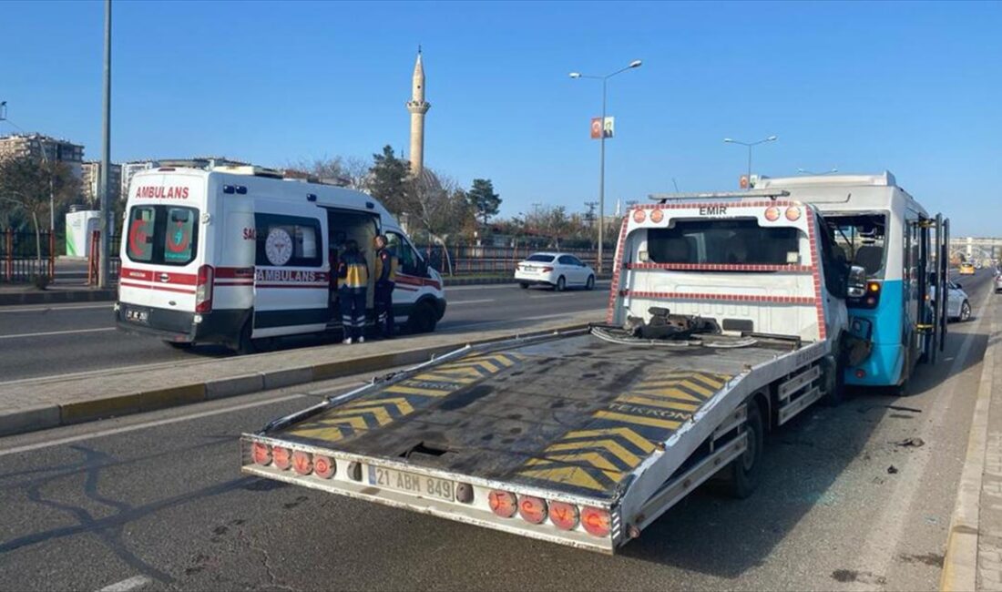 Diyarbakır'ın merkez Yenişehir ilçesinde çekicinin yolcu minibüsüne çarpması sonucu 10