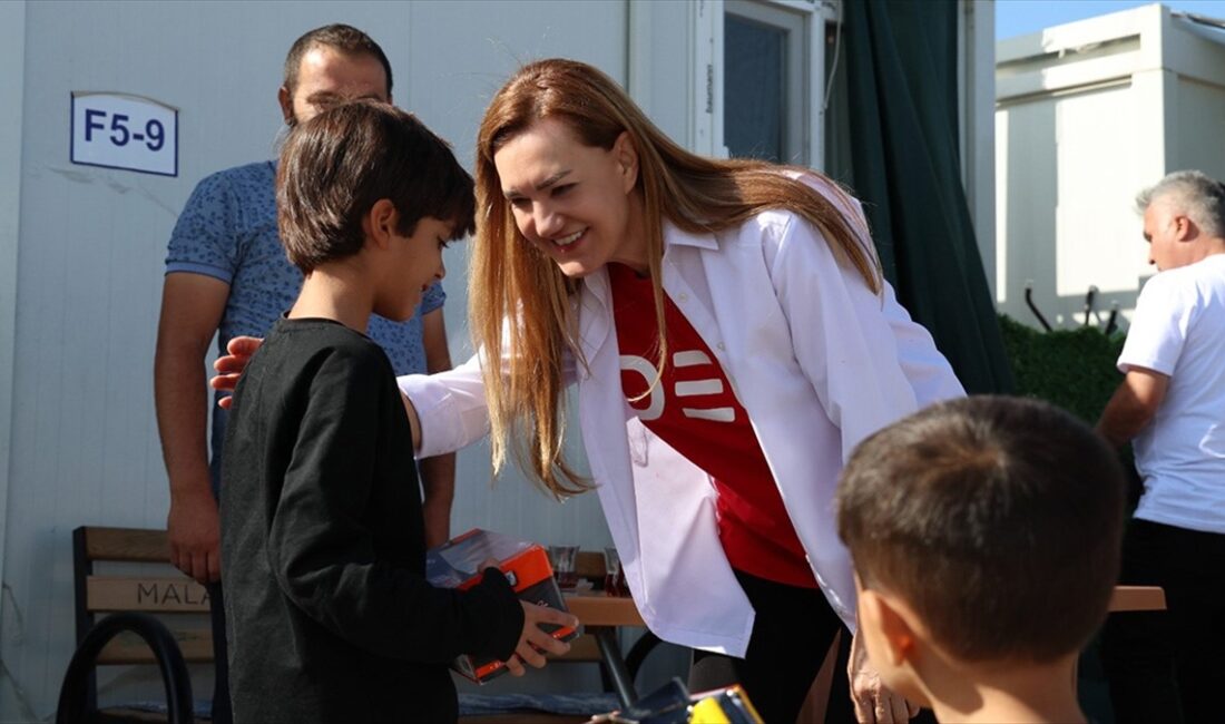 Dokuz Eylül Üniversitesinden (DEÜ) akademisyenler, öğrenciler ve idari personelden oluşan