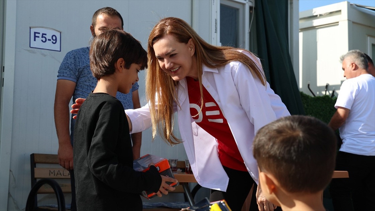 Dokuz Eylül Üniversitesinden (DEÜ) akademisyenler, öğrenciler ve idari personelden oluşan