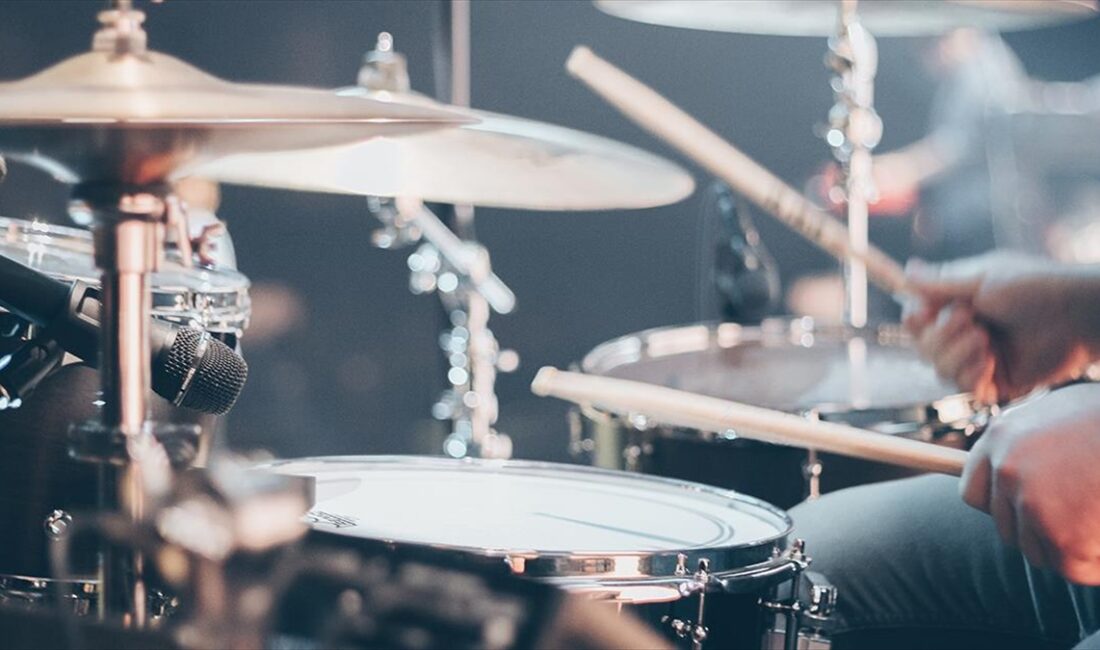 Dünyaca ünlü rock müzik grubu AC/DC'nin ilk bateristi Colin Burgess,