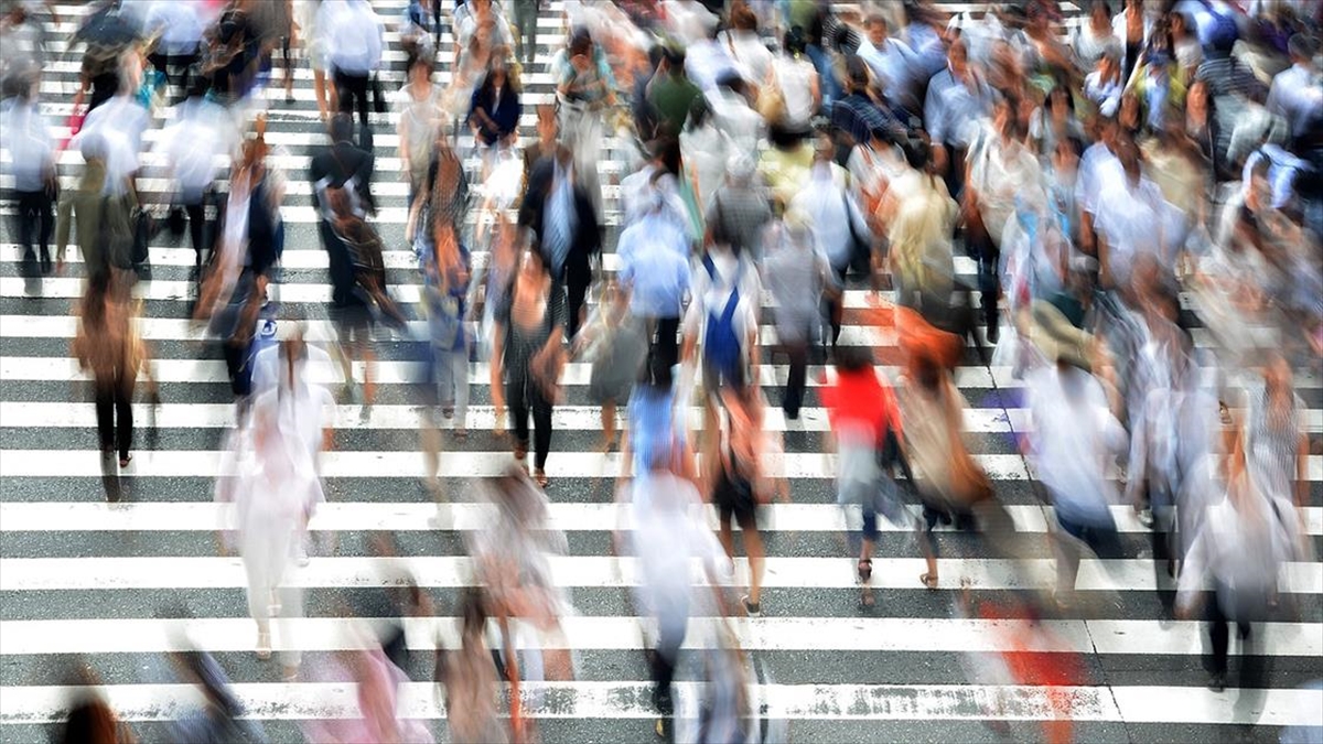  Avustralya'da beyninden 8 santimetre uzunluğunda canlı solucan çıkarılan kadından,