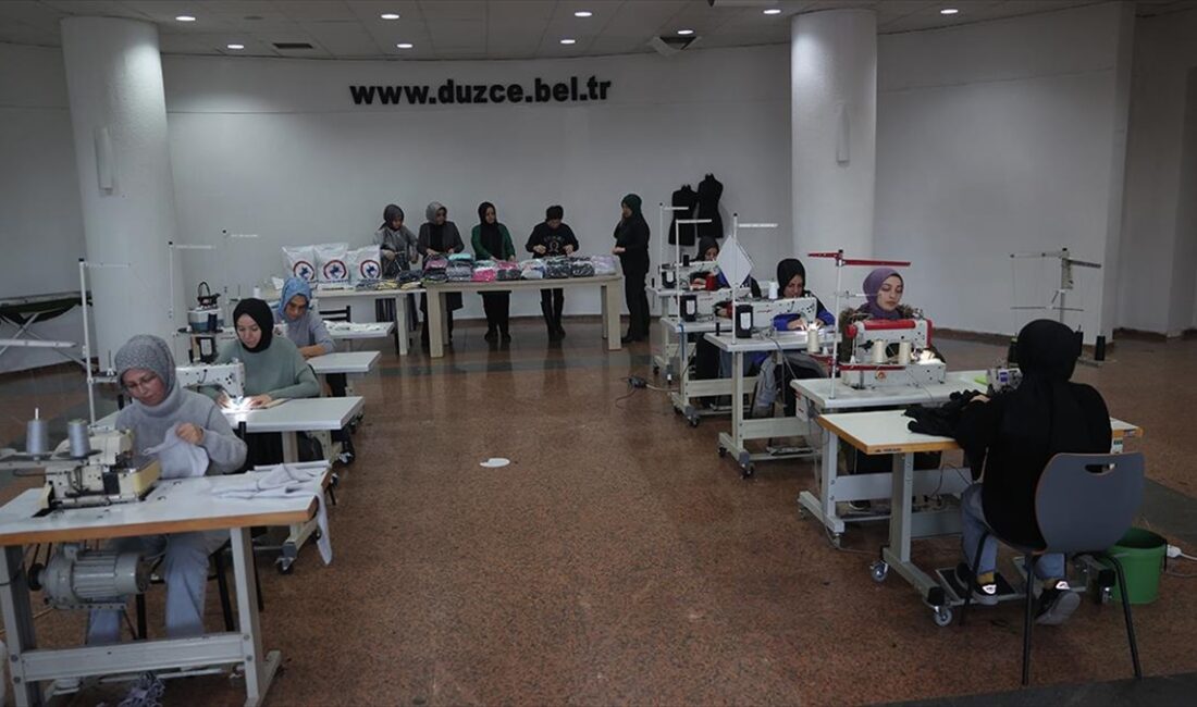 Düzce'de meslek edindirme kurslarında dikiş-nakış öğrenen kadınlar, İsrail'in saldırılarına maruz
