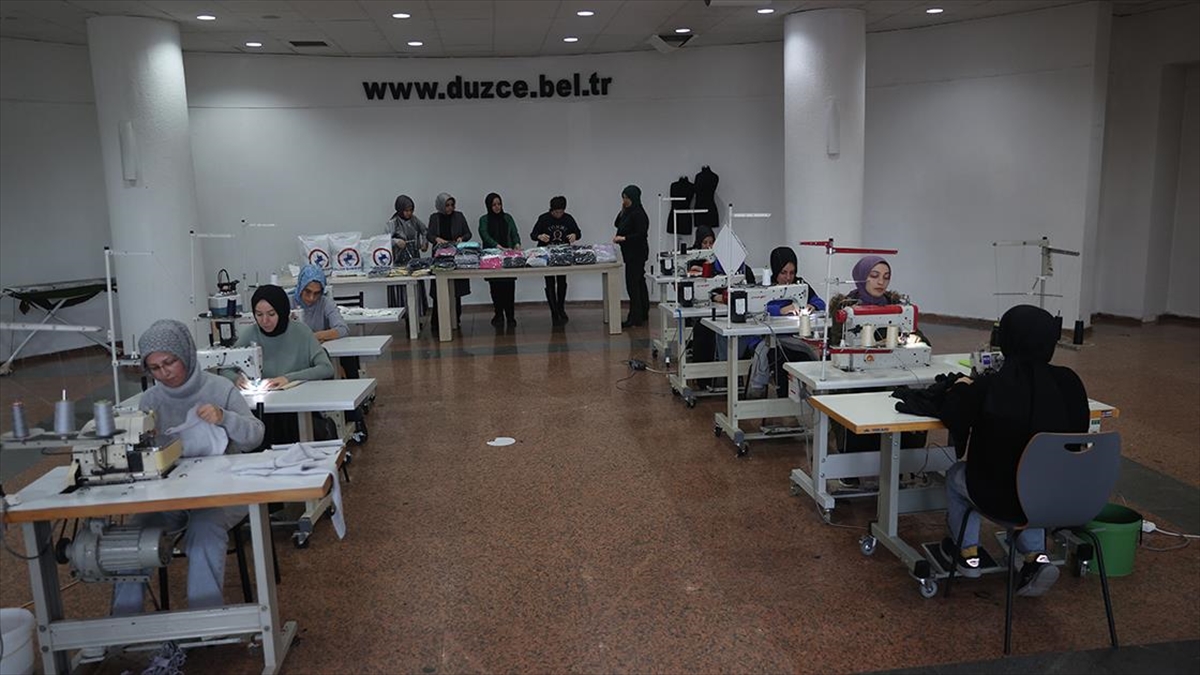 Düzce'de meslek edindirme kurslarında dikiş-nakış öğrenen kadınlar, İsrail'in saldırılarına maruz