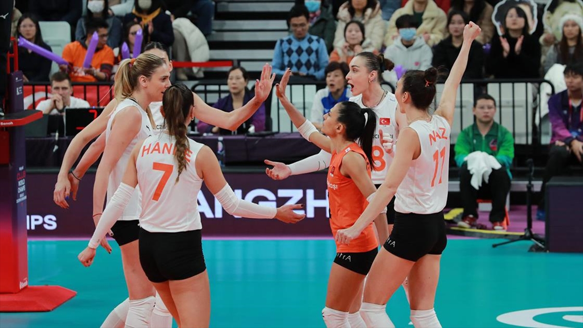 Voleybol FIVB Kadınlar Dünya Kulüpler Şampiyonası finalinde VakıfBank'ı 3-2 mağlup