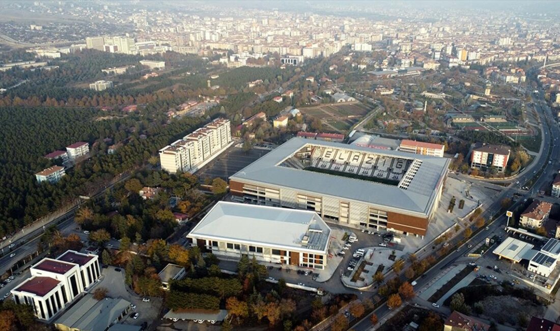 Elazığ Atatürk Stadı, bünyesinde oluşturulan salonlarda 18 branşta spor yapan