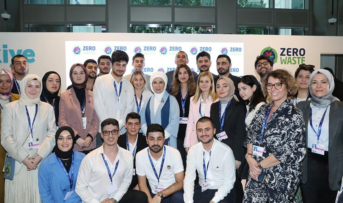 Emine Erdoğan, Dubai'de iklim elçisi gençlerle bir araya geldi Emine Erdoğan, Expo City Dubai'de düzenlenen "Yeşil Bir Gelecek İçin