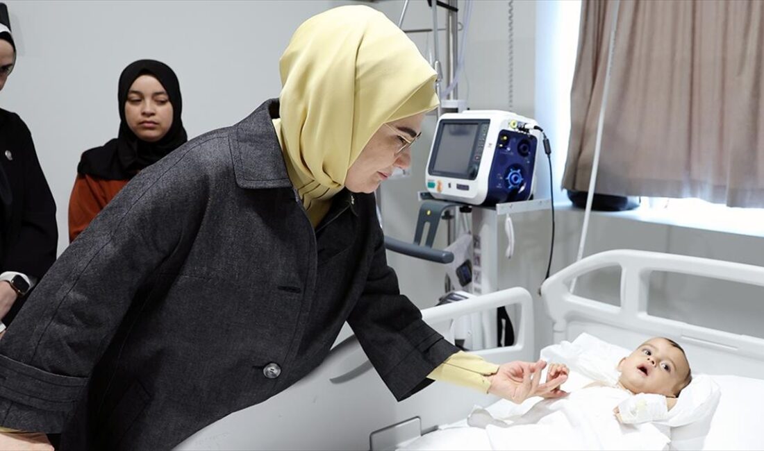 Emine Erdoğan'dan, Gazze'den getirilen hasta çocuklara şefkat eli Emine Erdoğan, Gazze'den Türkiye'ye getirilen ve Ankara Etlik Şehir Hastanesinde