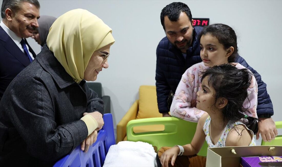 Cumhurbaşkanı Recep Tayyip Erdoğan'ın eşi Emine Erdoğan, Gazze'den Türkiye'ye getirilen