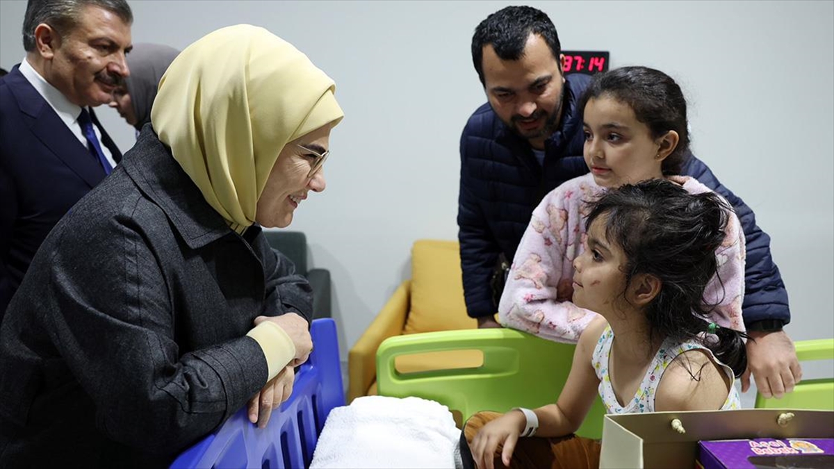 Cumhurbaşkanı Recep Tayyip Erdoğan'ın eşi Emine Erdoğan, Gazze'den Türkiye'ye getirilen