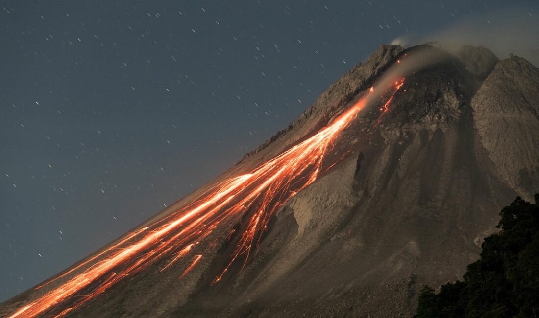 Endonezya'da, Sumatra Adası'nın batısındaki Marapi Yanardağı'nın patlamasının ardından Batı Sumatra'daki
