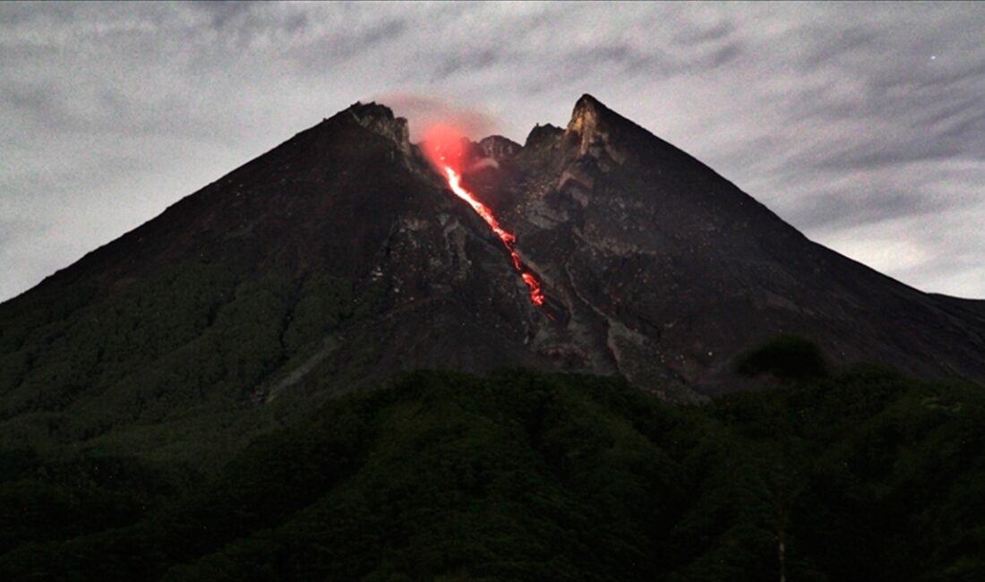 Endonezya'da, Sumatra Adası'nın batısındaki Merapi Yanardağı'nın patlaması sonucu ilk belirlemelere