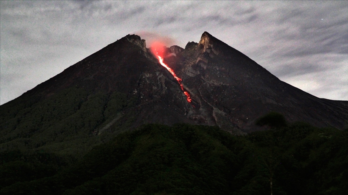 Endonezya'da, Sumatra Adası'nın batısındaki Merapi Yanardağı'nın patlaması sonucu ilk belirlemelere