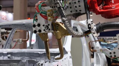 Teknolojik gelişme ve üretim yapısındaki dönüşümle kullanılan endüstriyel robotların sayısı
