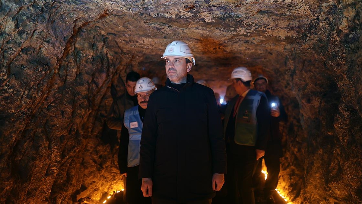 Bakan Bayraktar, Eskişehir'deki maden işletmesinde endüstriyel tesise geçilmesiyle birlikte Türkiye'nin