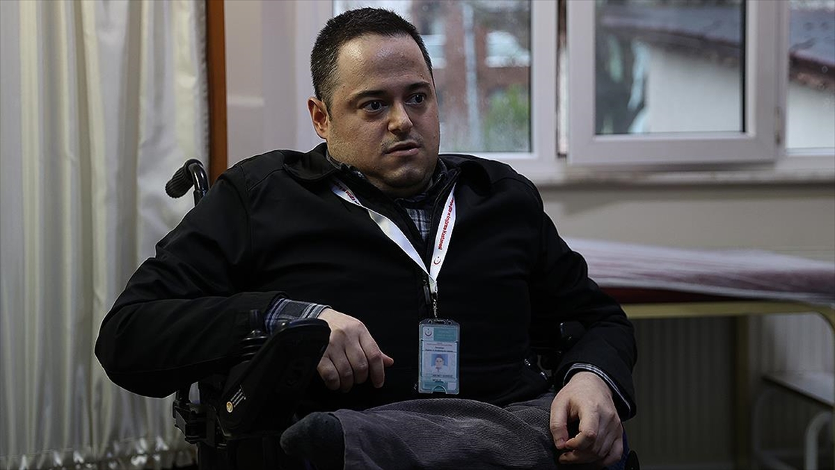 Doğuştan tekerlekli sandalyeye bağımlı Hikmet Gündüz, toplu taşıma araçlarındaki engelli