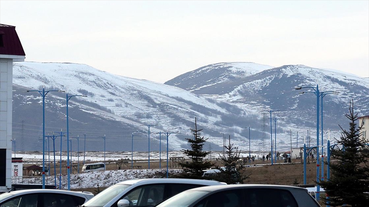 Erzurum, Kars ve Ardahan'da soğuk hava ile kar etkisini gösteriyor.