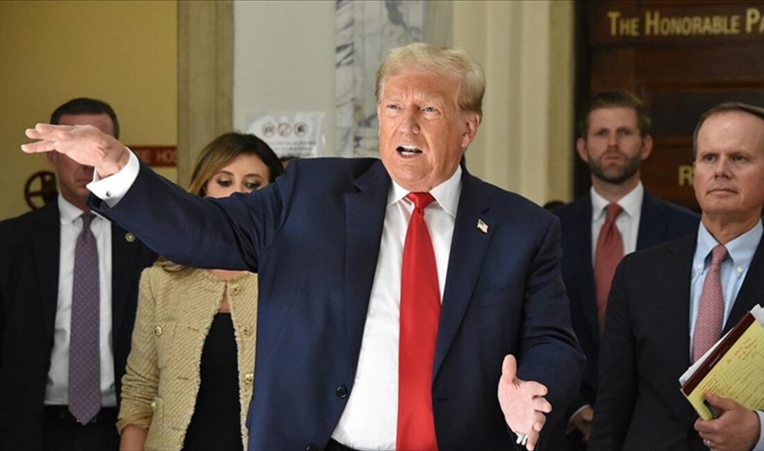NEW YORK (AA) – New York’taki mahkeme salonu girişinde gazetecilere