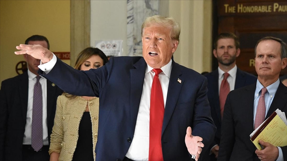 NEW YORK (AA) – New York’taki mahkeme salonu girişinde gazetecilere