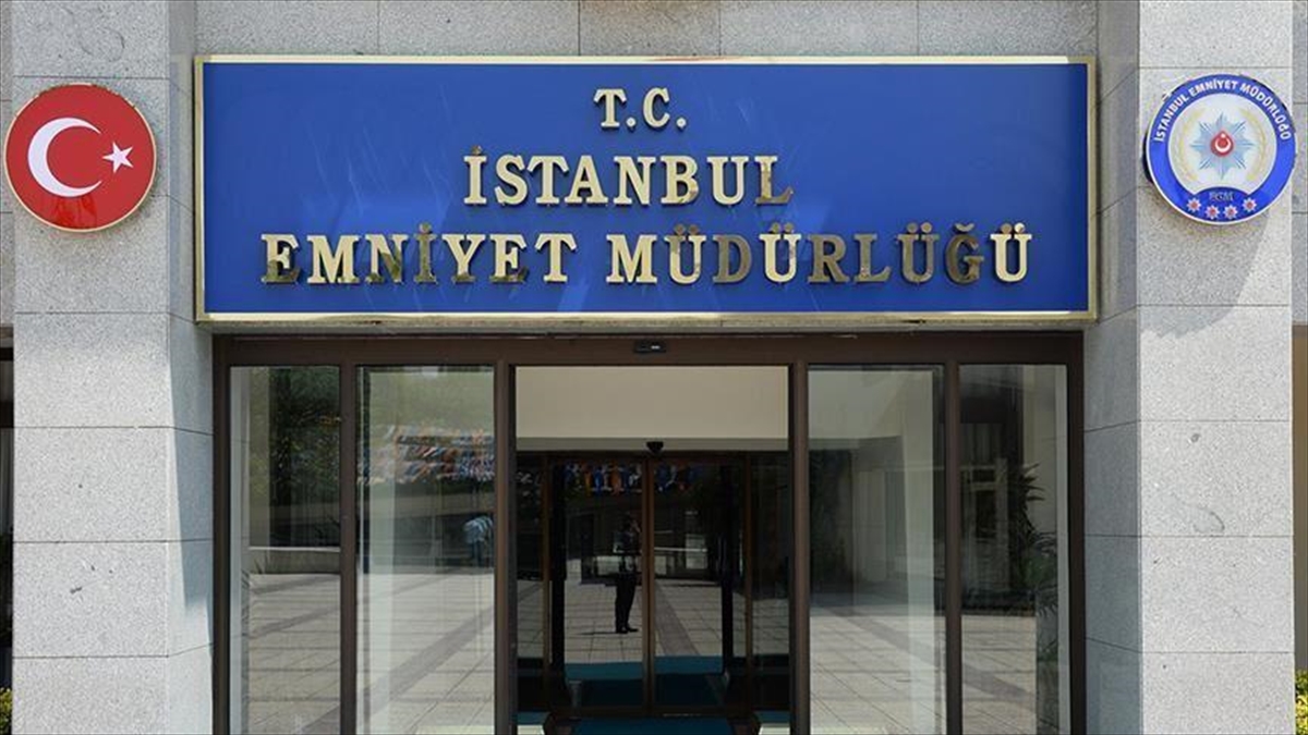 İstanbul Valisi Davut Gül, eski bir polis memuruyla arbede yaşayan