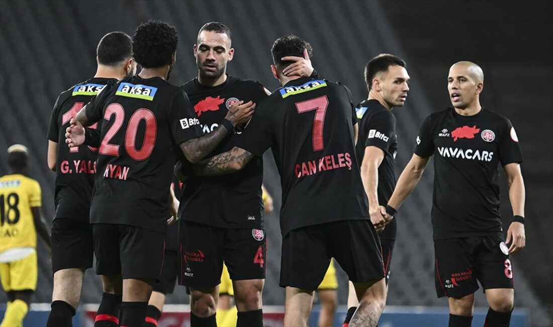 Trendyol Süper Lig'in 14. haftasında VavaCars Fatih Karagümrük, sahasında İstanbulspor'u