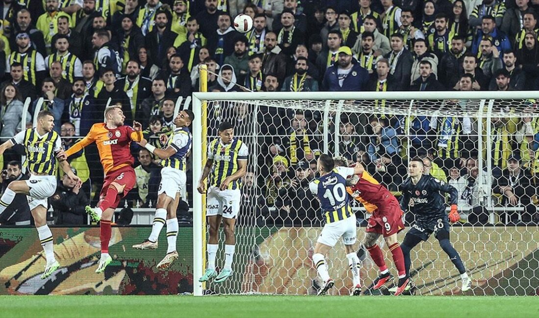 Trendyol Süper Lig'in 18. haftasındaki derbide karşılaşan Fenerbahçe ile Galatasaray,