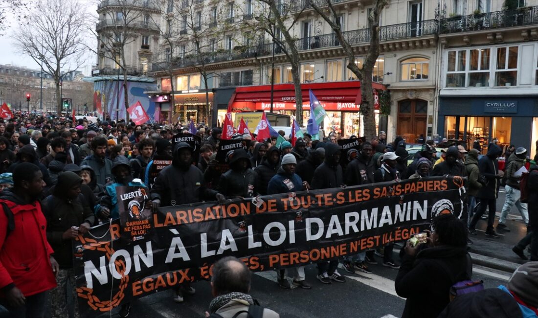 PARIS (AA) – Göstericiler, başkent Paris’te Cumhuriyet Meydanı’nda bir araya