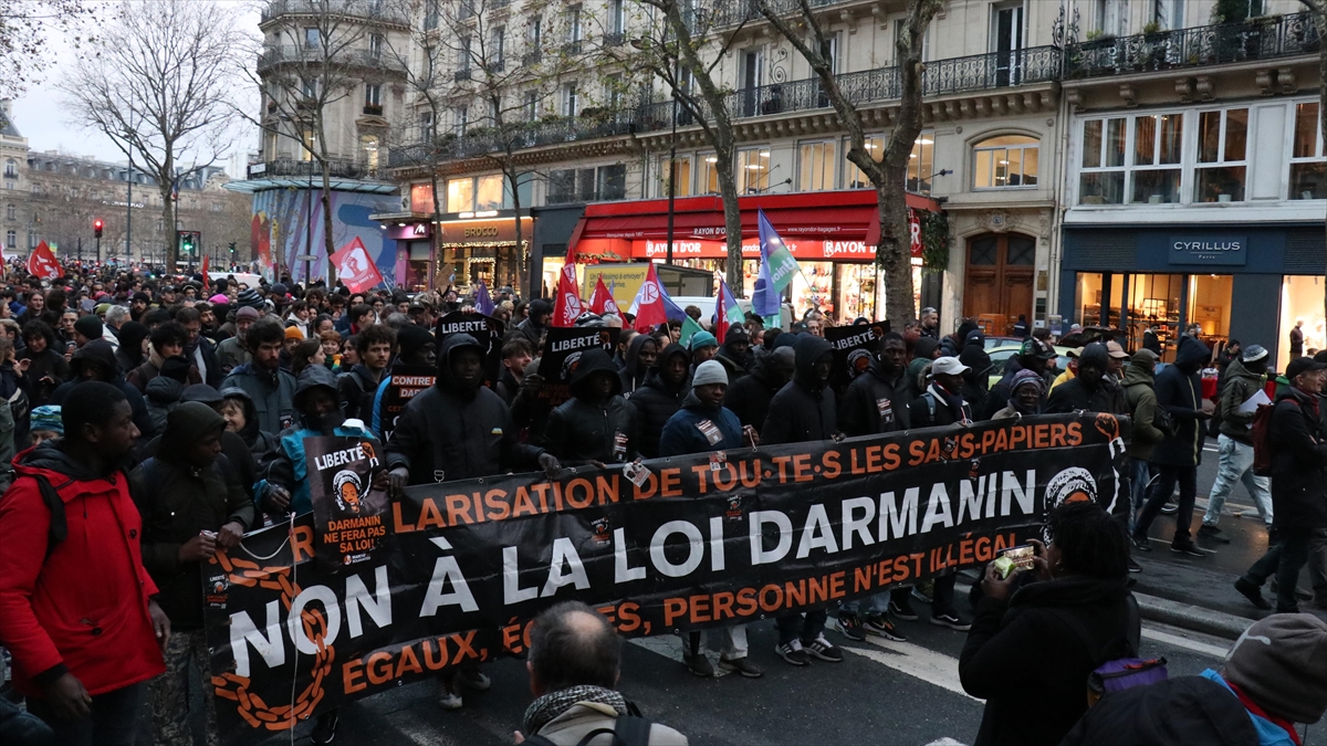 PARIS (AA) – Göstericiler, başkent Paris’te Cumhuriyet Meydanı’nda bir araya