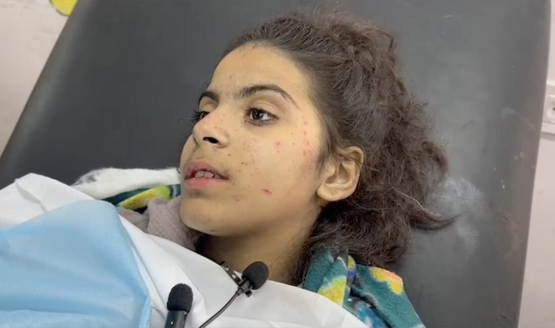 İsrail’in Gazze Şeridi’ne yönelik saldırılarında yıkılan evlerinin enkazından kız kardeşiyle